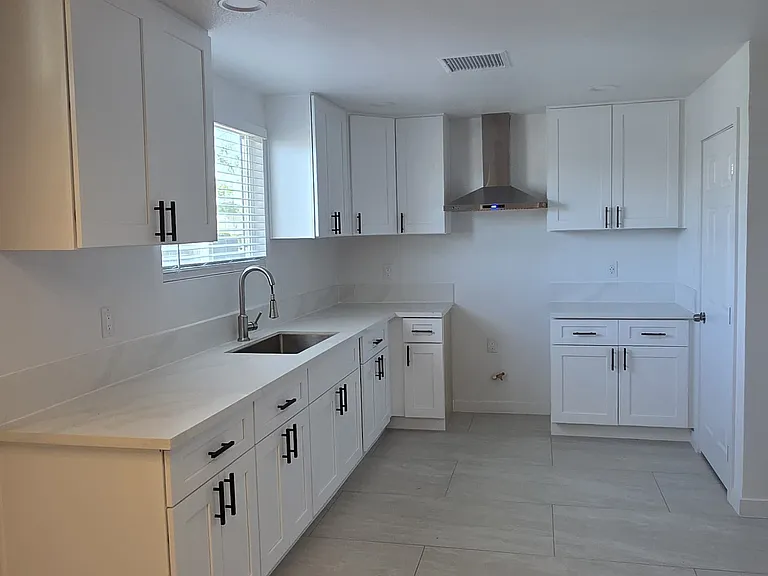 1042 Franklin Ave — Photo 8