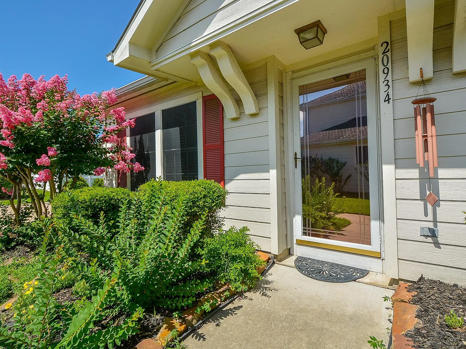 3 bed, 2.0 bath, 1204 sqft, $1,695 — Photo 3