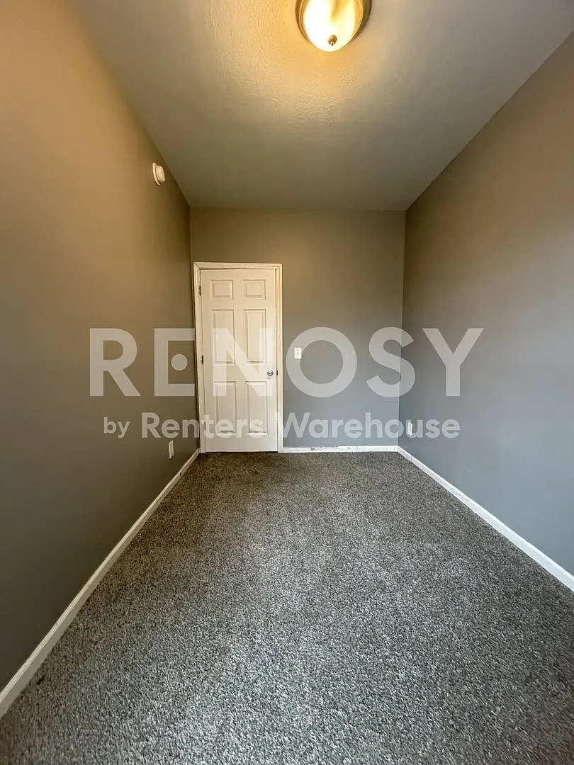 Available Now 5 bedroom 2 bath Duplex in Minneapolis — Photo 4
