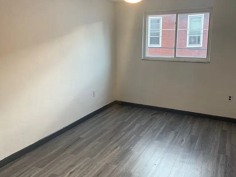 910 Penn St — Photo 13