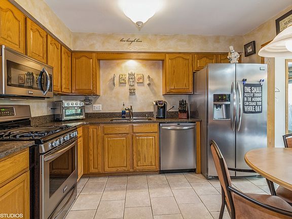 3rd image of 3751 Baybrook Dr