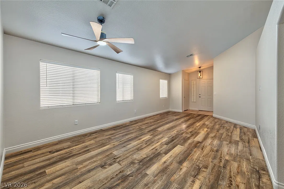 3 bed, 2.0 bath, 1876 sqft, $2,500 — Photo 2