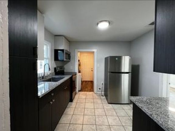 4th image of 817 W Belmont St
