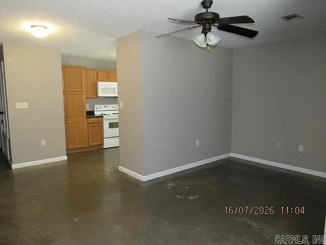 3 bed, 2.0 bath, 1060 sqft, $1,300 — Photo 3