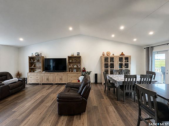 5th image of 218 Kestrel Court