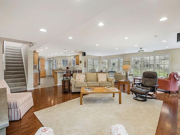 3rd image of 20 Fox Run Cir