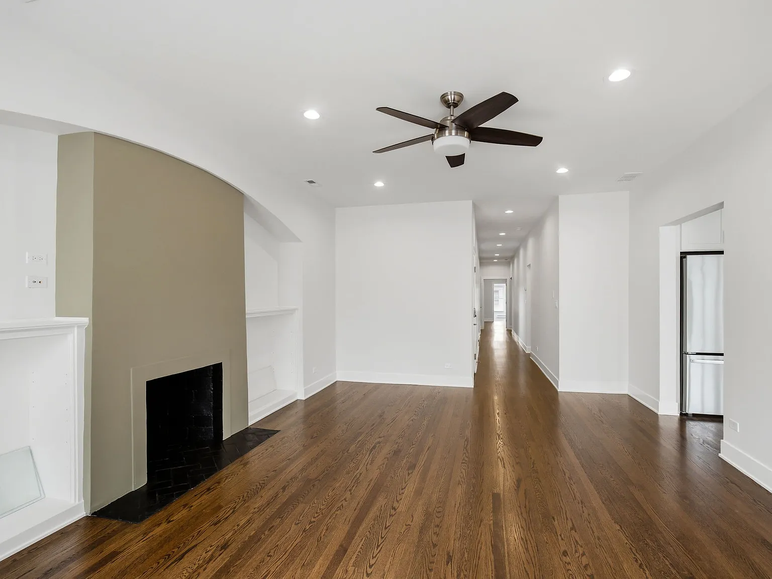 4 bed, 2400 sqft, $3,663 — Photo 4