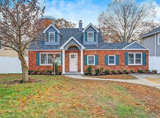 40 Periwinkle Rd, Levittown, NY 11756