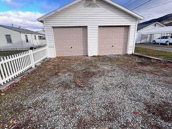 3rd image of 1302 Walnut Ave