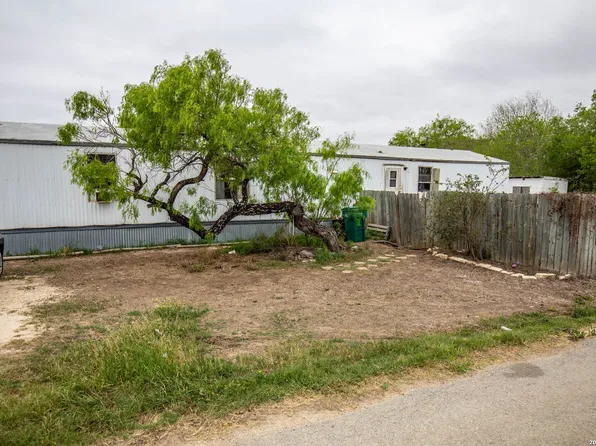 515 ELM ST, Jourdanton, TX 78026