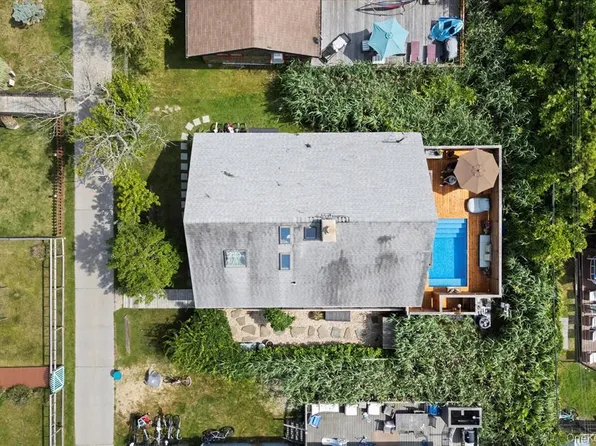 17 Bungalow Walk, Ocean Beach, NY 11770