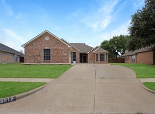5012 White Oak Dr, Grand Prairie, TX 75052