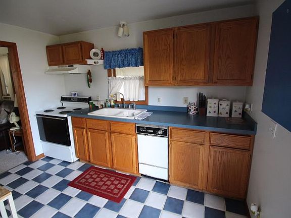 5th image of 210 Hall St