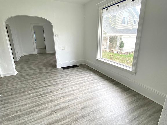 5th image of 836 E Shiawassee St