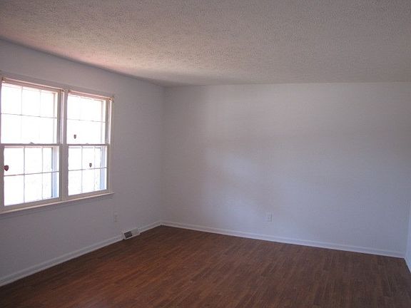 4th image of 400 Martin Ave