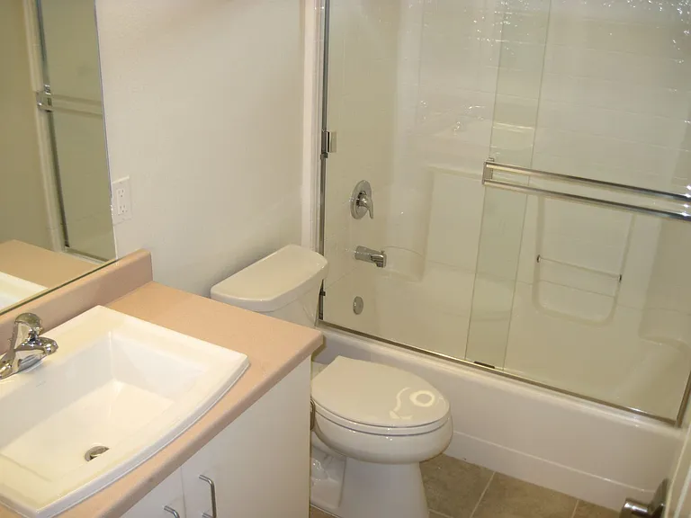 Spacious 3 Bed, 2 Bath, 1250 Square Foot Apartment with Air Conditioning. — Photo 14
