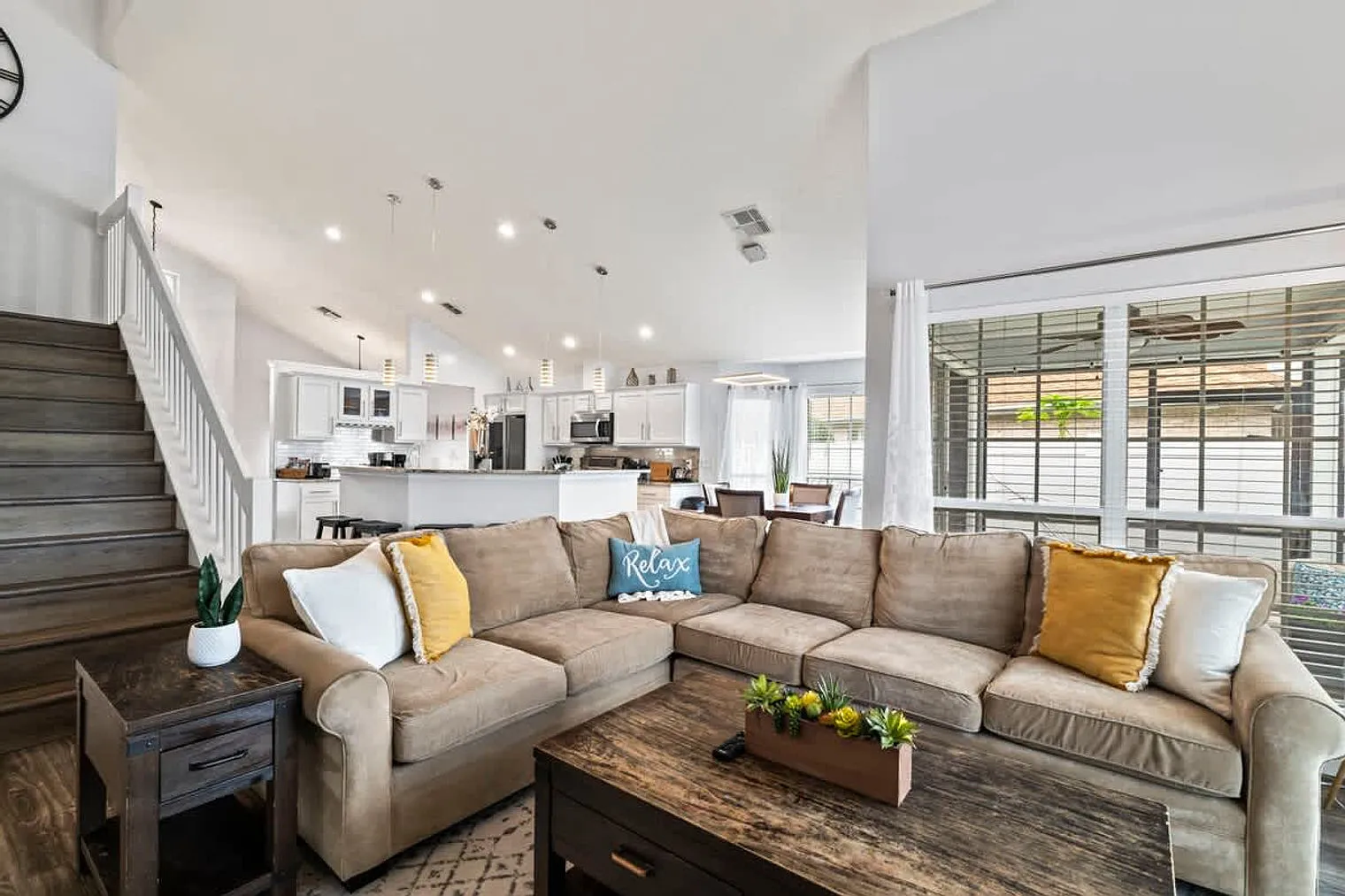 5 bed, 2.0 bath, 2529 sqft, $8,165 — Photo 2