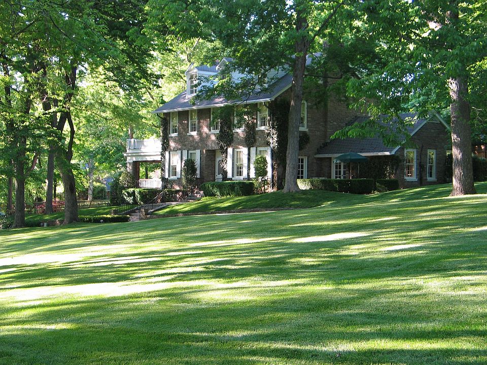 2nd image of 810 Curtiswood Ln