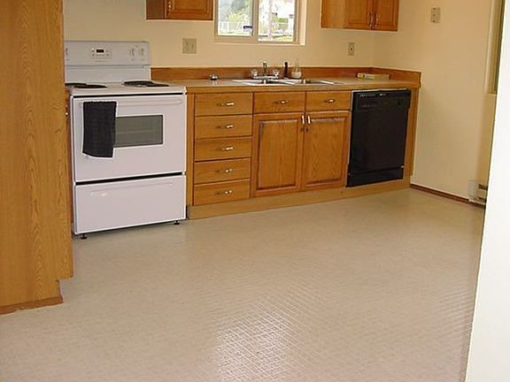 Spacious eat-in Kitchen