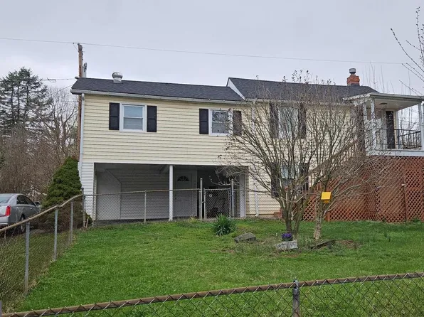 1057 Foreman Ln, Winchester, VA 22603