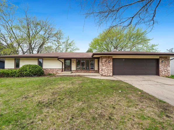 4474 Applewood Ln, Loves Park, IL 61111