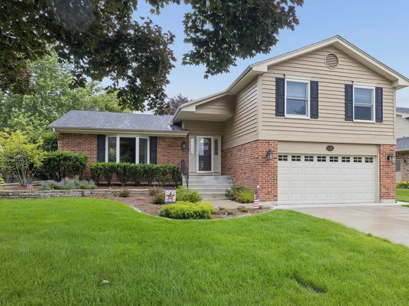 449 Farnham Ln, Wheaton, IL 60189