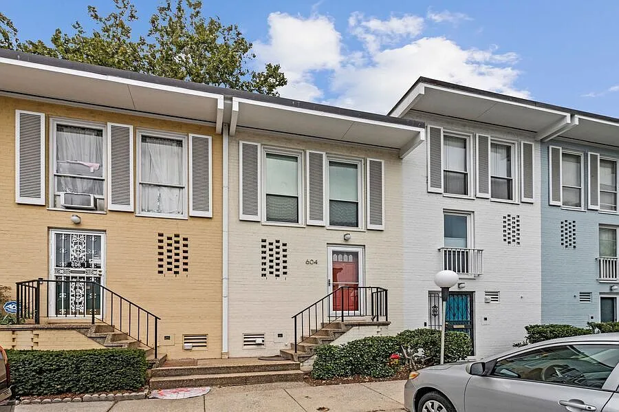 Spacious 3BR Southwest Waterfront Townhome with Assigned Parking | 3D Tour available — Photo 3