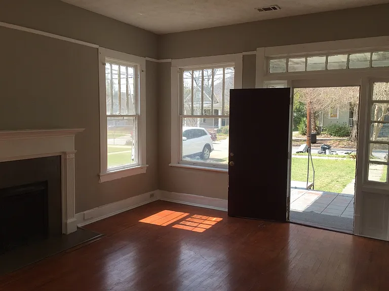 2812 Beacon Ave — Photo 2