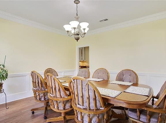4th image of 1 Squirewood Ct