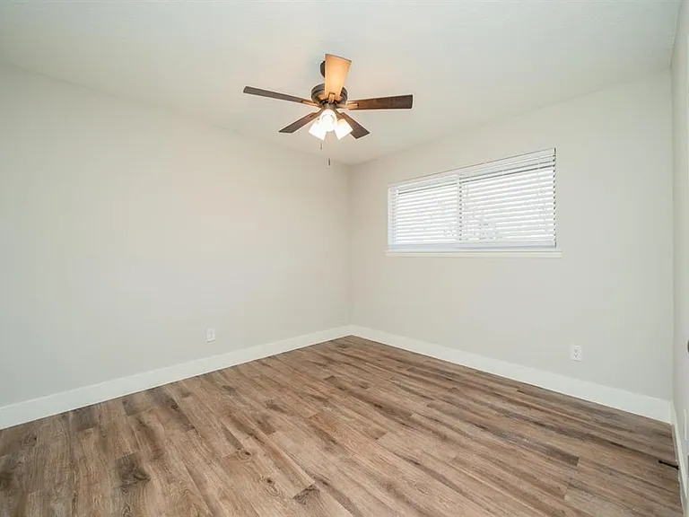 112 E Fairlane Dr — Photo 19