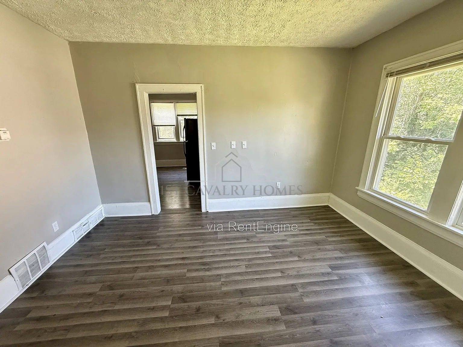 2 bed, 1.0 bath, $915 — Photo 4