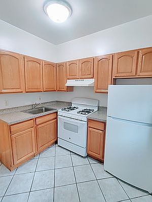 5th image of 25-40 32nd St #1