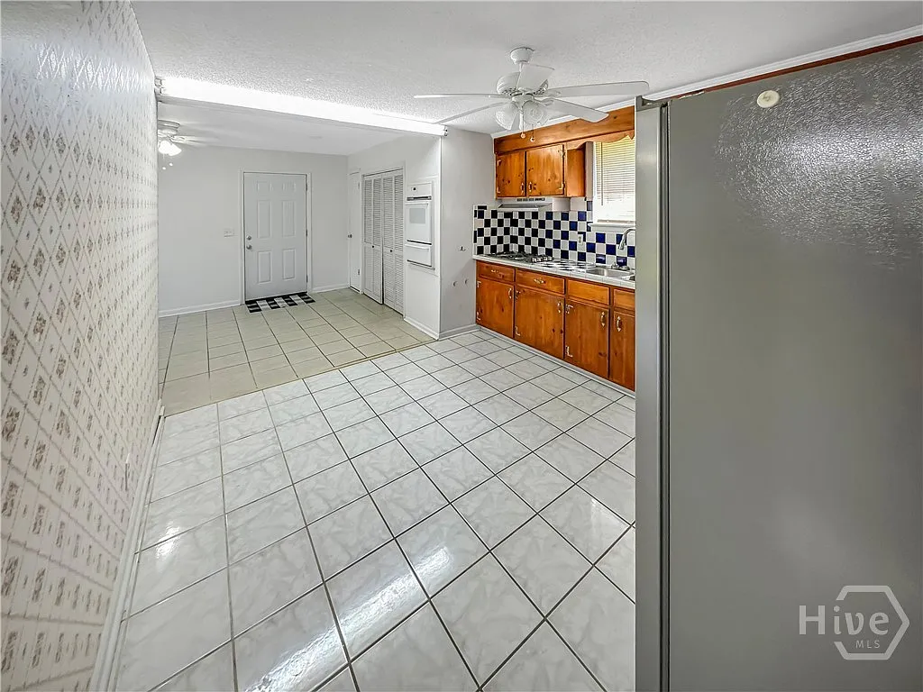3 bed, 1.0 bath, 1225 sqft, $1,750 — Photo 4