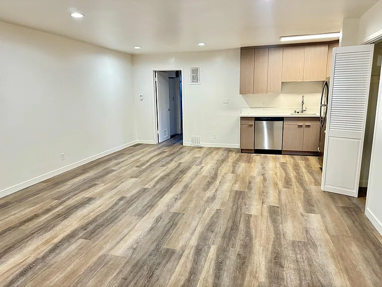 241 W Tujunga Ave #E — Photo 2