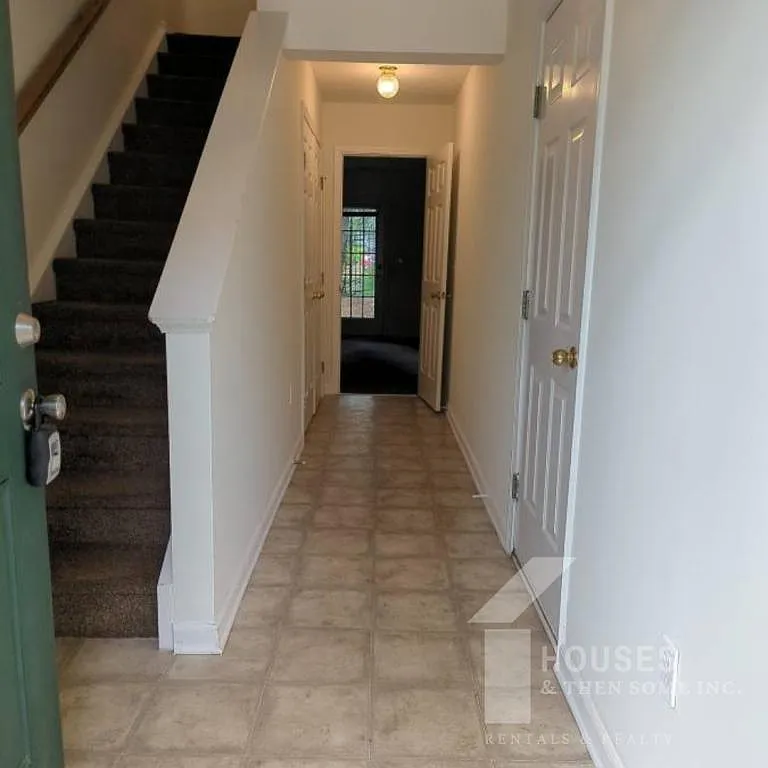304 Canewood Pl. — Photo 2