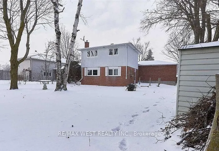 323 Centre St — Photo 24