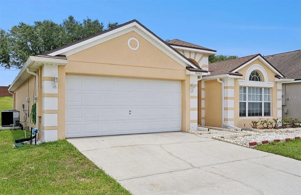 3 bed, 2.0 bath, 1724 sqft, $2,300 — Photo 1