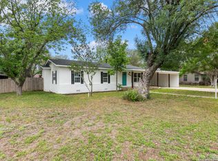 903 Dove Ave, Devine, TX 78016