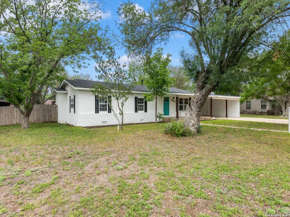 903 DOVE AVE, Devine, TX 78016