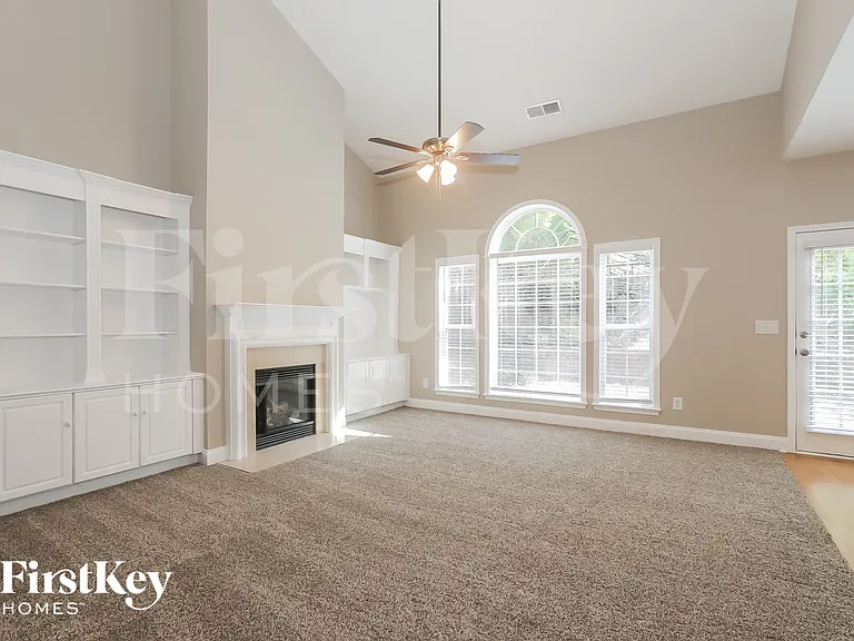 495 Roland Manor Dr — Photo 2