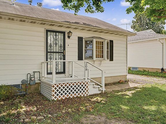 4th image of 208 N Oak St