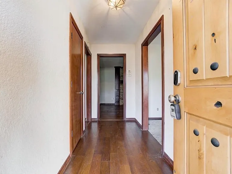 Silver Creek Dr — Photo 3