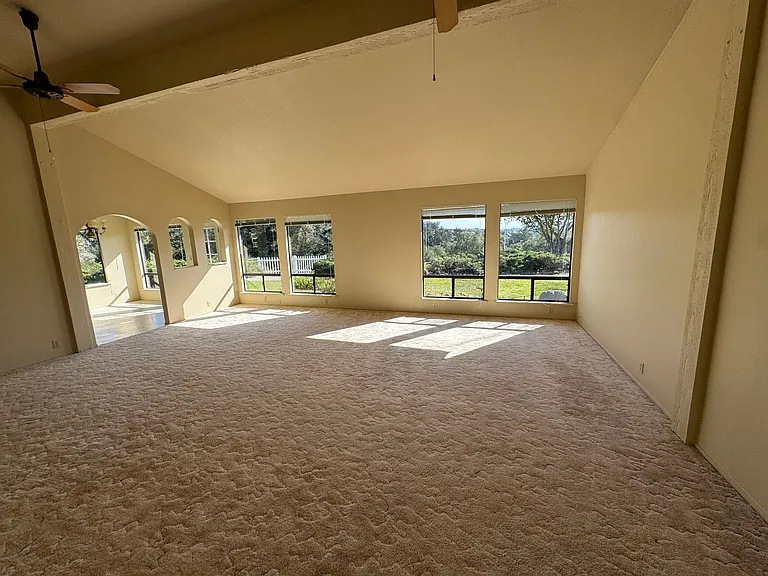 1571 Vista Grande Ln — Photo 3