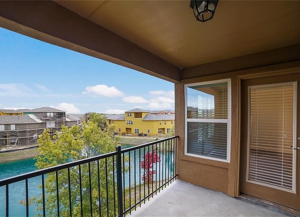 1st image of 2675 Venice Dr Unit 3