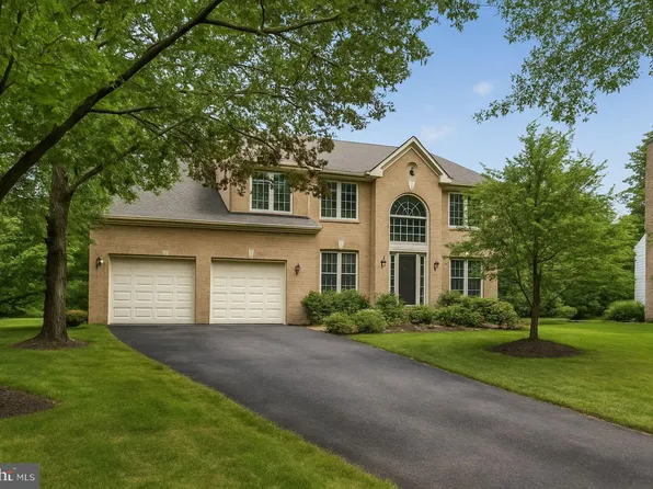 10 Climbing Rose Ct, Rockville, MD 20850