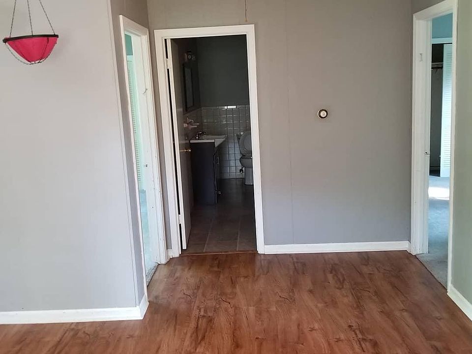 Living room entrance to bedrooms and bathroom