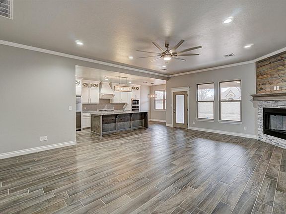 5th image of 606 NW Blackstone Trl