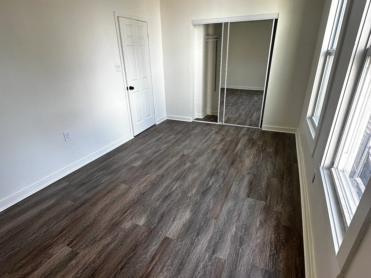3 bed, 900 sqft, $2,200 — Photo 2
