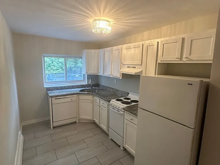 77 Selkirk Rd #3 — Photo 2