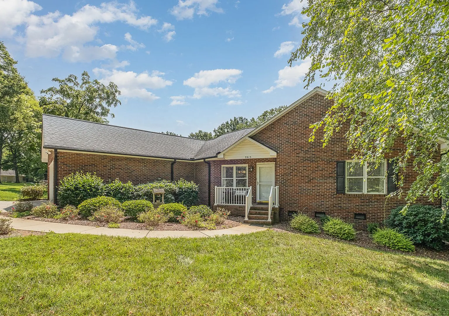 Waterfront Fully Furnished on Lake Norman Available 10/1 — Photo 2